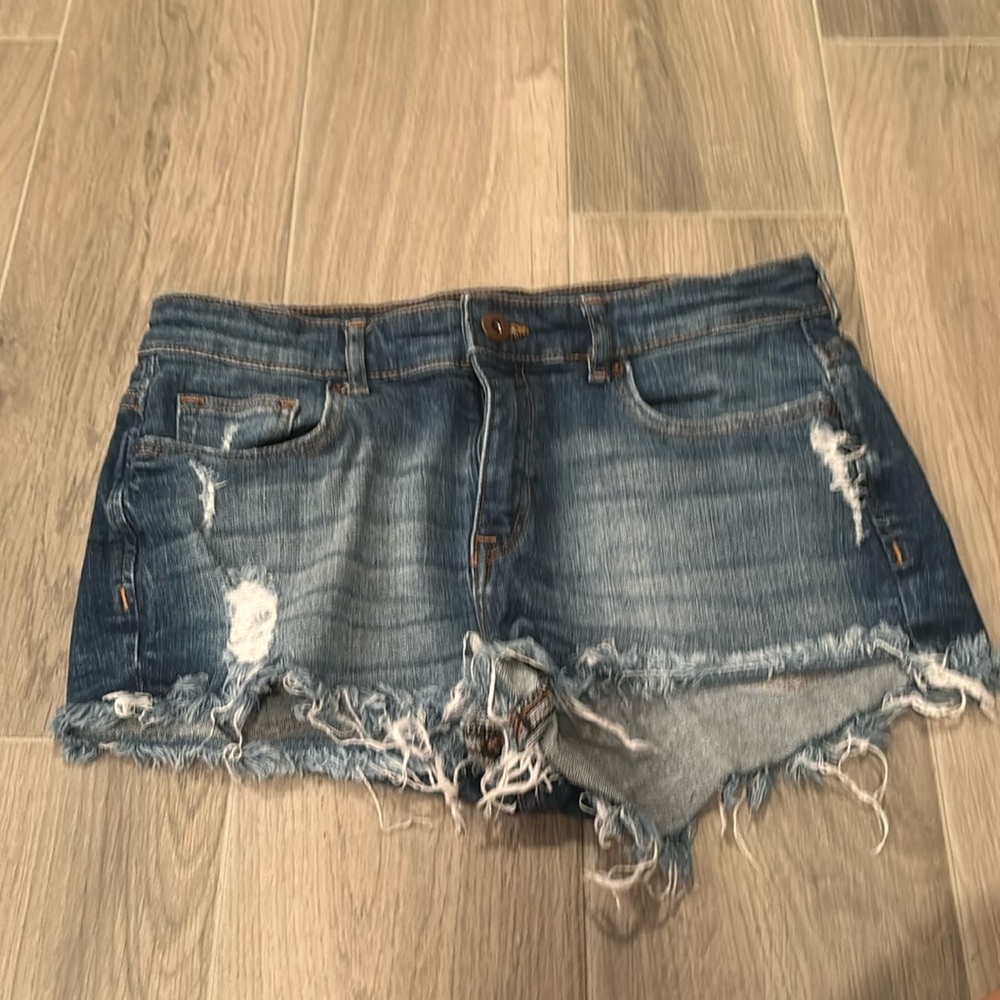 H&M Women’s Ripped Jean Shorts Size 6